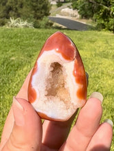 Cargar imagen en el visor de la galería, Huevo de Ágata Cornalina con drusy