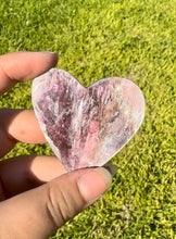 Cargar imagen en el visor de la galería, Laja de corazón de Lepidolita (Mica morada)