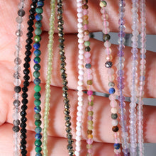 Cargar imagen en el visor de la galería, Gargantilla ajustable de distintos minerales facetados