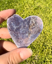 Cargar imagen en el visor de la galería, Laja de corazón de Lepidolita (Mica morada)