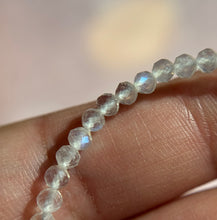 Cargar imagen en el visor de la galería, Pulsera Ajustable Piedra Luna 🌈