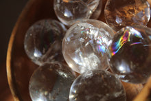 Cargar imagen en el visor de la galería, Esferas de Cuarzo Blanco Hialino con Arcoíris 🌈✨