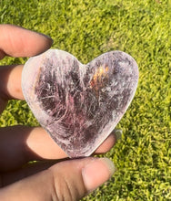 Cargar imagen en el visor de la galería, Laja de corazón de Lepidolita (Mica morada)