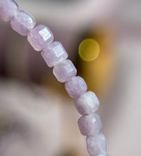 Cargar imagen en el visor de la galería, Pulsera Ajustable Kunzita cúbica