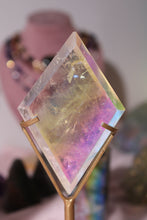 Cargar imagen en el visor de la galería, Rombos facetados aura ángel y arcoíris con base