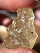 Cargar imagen en el visor de la galería, Vidrio del desierto de Libia / Libianita