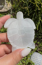 Cargar imagen en el visor de la galería, Bowl Tortuga de Selenita (Satin spar)