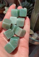 Cargar imagen en el visor de la galería, Cubitos pequeños (distintos minerales)