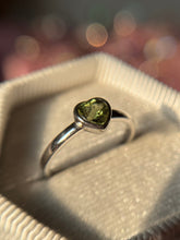 Cargar imagen en el visor de la galería, Anillo Moldavita Facetada (Plata.925)