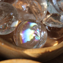 Cargar imagen en el visor de la galería, Esferas de Cuarzo Blanco Hialino con Arcoíris 🌈✨