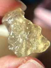 Cargar imagen en el visor de la galería, Vidrio del desierto de Libia / Libianita