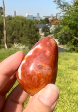 Cargar imagen en el visor de la galería, Huevo de Ágata Cornalina con drusy