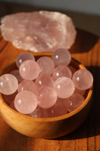 Cargar imagen en el visor de la galería, Esferas de Cuarzo Rosa de Madagascar