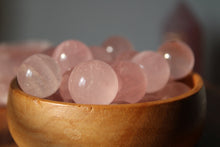 Cargar imagen en el visor de la galería, Esferas de Cuarzo Rosa de Madagascar