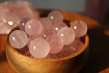 Cargar imagen en el visor de la galería, Esferas de Cuarzo Rosa de Madagascar