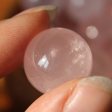 Cargar imagen en el visor de la galería, Esferas de Cuarzo Rosa de Madagascar