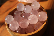 Cargar imagen en el visor de la galería, Esferas de Cuarzo Rosa de Madagascar