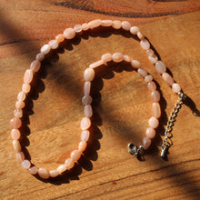 Cargar imagen en el visor de la galería, Gargantilla ajustable con piedras roladas