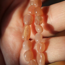 Cargar imagen en el visor de la galería, Gargantilla ajustable con piedras roladas