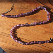 Cargar imagen en el visor de la galería, Gargantilla ajustable con piedras roladas