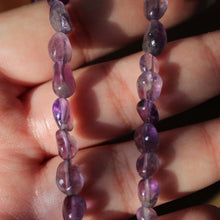 Cargar imagen en el visor de la galería, Gargantilla ajustable con piedras roladas