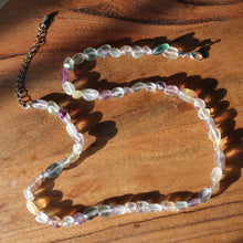 Cargar imagen en el visor de la galería, Gargantilla ajustable con piedras roladas