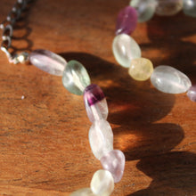 Cargar imagen en el visor de la galería, Gargantilla ajustable con piedras roladas