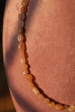 Cargar imagen en el visor de la galería, Gargantilla ajustable con piedras roladas