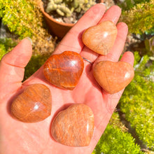 Cargar imagen en el visor de la galería, Corazones de Piedra Luna Durazno (Pequeños)