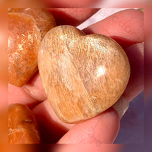 Cargar imagen en el visor de la galería, Corazones de Piedra Luna Durazno (Pequeños)