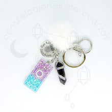 Cargar imagen en el visor de la galería, Llavero Carta de Tarot con Cuarzo