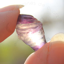 Cargar imagen en el visor de la galería, Figura Mini de Fluorita Arcoíris