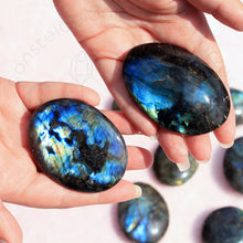 Cargar imagen en el visor de la galería, Palm Stone de Labradorita