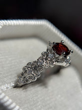 Cargar imagen en el visor de la galería, Anillos Granate
