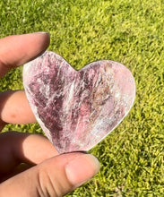 Cargar imagen en el visor de la galería, Laja de corazón de Lepidolita (Mica morada)
