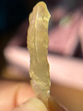Cargar imagen en el visor de la galería, Vidrio del desierto de Libia / Libianita
