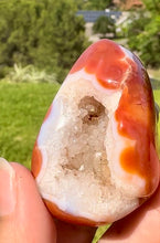 Cargar imagen en el visor de la galería, Huevo de Ágata Cornalina con drusy
