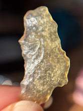 Cargar imagen en el visor de la galería, Vidrio del desierto de Libia / Libianita
