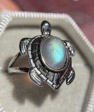 Cargar imagen en el visor de la galería, Anillo Tortuga Piedra Luna 🌈
