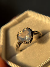 Cargar imagen en el visor de la galería, Anillo corazón de Cuarzo Lavanda (Plata .925)
