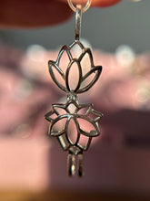 Cargar imagen en el visor de la galería, Relicario Flor de Loto (Plata .925)
