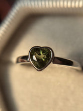 Cargar imagen en el visor de la galería, Anillo Moldavita Facetada (Plata.925)
