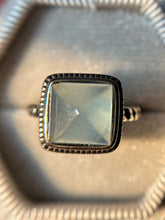 Cargar imagen en el visor de la galería, Anillo Pirámide Aguamarina (Plata .925)
