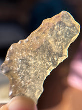 Cargar imagen en el visor de la galería, Vidrio del desierto de Libia / Libianita
