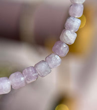 Cargar imagen en el visor de la galería, Pulsera Ajustable Kunzita cúbica
