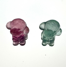 Cargar imagen en el visor de la galería, Figura Mini de Fluorita Arcoíris
