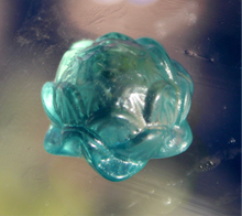 Cargar imagen en el visor de la galería, Figura Mini de Fluorita Arcoíris
