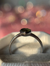 Cargar imagen en el visor de la galería, Anillo Moldavita Facetada (Plata.925)
