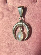 Cargar imagen en el visor de la galería, Dijes Piedra Luna (Plata .925)
