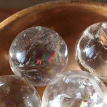 Cargar imagen en el visor de la galería, Esferas de Cuarzo Blanco Hialino con Arcoíris 🌈✨
